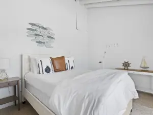 Beachfront White Palm Villa - Tar Bay