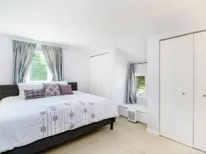 Dreamy Coastal Cottage W/ Free WiFi, Full Kitchen, & Large Deck - Walk to Town