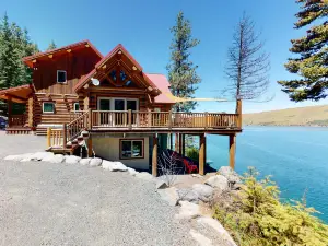 Lakefront lodge with amazing view, private dock, rec room - dog-friendly