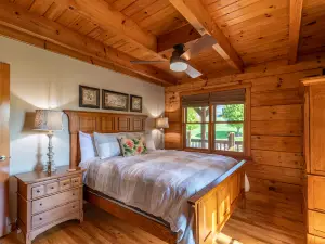 South Fork Cabin - charming cabin between Boone and West Jefferson with a hot tub. Pets welcome
