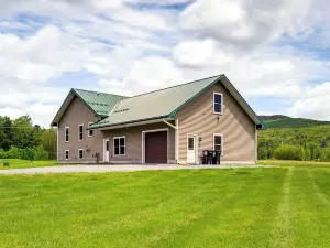 Mtn-View Home 6 Mi to Jay Peak Resort Fish and Hike