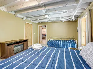 บ้าน Charming Pentwater พร้อม Fire Pit & Yard!