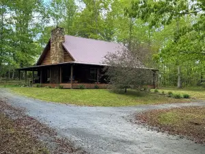 Peaceful, cozy cabin less than two miles from Cave Run Lake and I64.