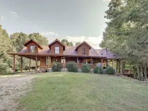 Peaceful Whitley City Cabin on 10 Wooded Acres!