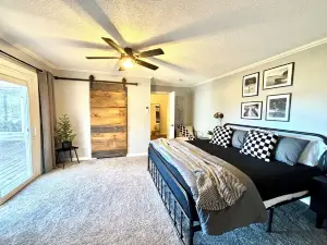 Lakefront Luxury Cabin- Dock, Hot Tub, Firepit, Kayaks, Game Room, Bunk Room