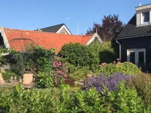 T Huuske Tuinappartement Met Fantastisch Uitzicht, Nabij Zee