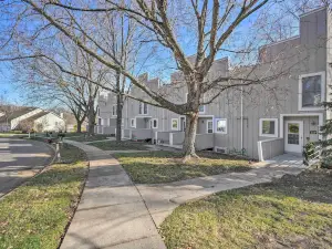 Lovely Iowa City Townhome ~ 3 Mi to Dtwn!