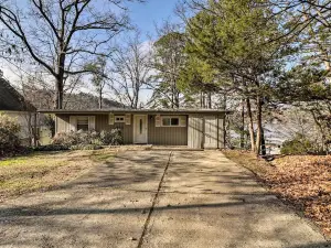 Riverfront Deck + Fire Pit: Hot Springs Retreat!