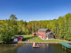 Spacious Lakeside Family Home on Big Bearskin Lake