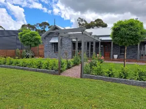Whiskers Cottage cosy romantic getaway in the Limestone Coast near Mt Gambier.