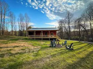 Chantilly Ridge. Hot Tub, Wifi, Near Blue Ridge Parkway