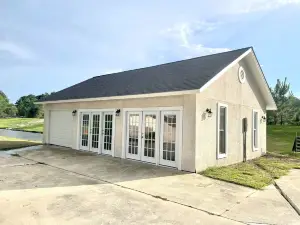 Lake Life Bungalow w/ pool & 3 Kayaks in Baymeadows Estates - Great Fishing!