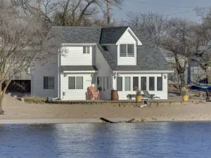 New, Beautiful, Peaceful and Convenient Lake Cottage