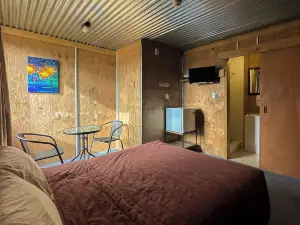The Crossing Lodge and Backpackers