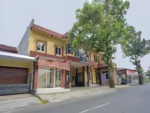 Bromo Family Guest House