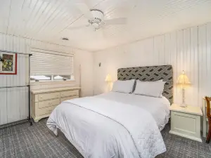 Historic home by the lake with WiFi, washer/dryer & full kitchen