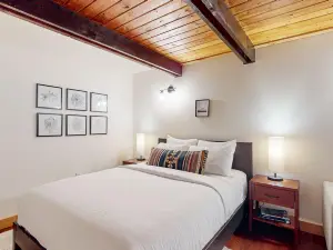 Dog-friendly cabin with deck, hot tub & firepit - walk to Sandy River