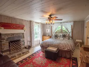 Cozy Retreat - Wood Fireplace, Short Drive To River