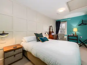The Red Admiral Hotel
