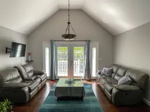 Spacious Modern Style Complex