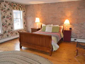 Canal Side Inn
