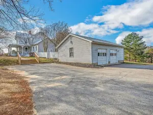 Delightful Pet Friendly Family Home in Great Location! 4 Bedroom Home by Redawning
