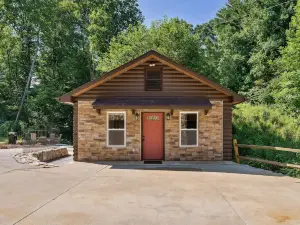 Hickory Hideaway Patio Paradise with Community Pool