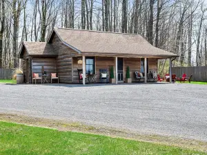 Adorable Cabin. Cozy & comfy. Coffee bar, firepit, horseshoes, hammock, grill