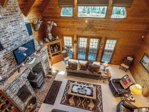 Beautiful lodge home with 50 acres of hiking trails!