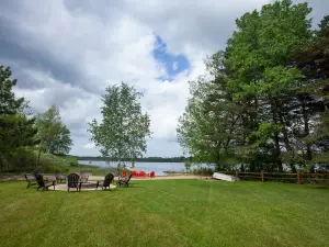 Peaceful Retreat for Families/Couples/Groups - All Sports Lake w/ Kayaks & SUP's
