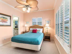 Beachside Family-Friendly Escape with Wraparound Deck, Fast WiFi & Washer/Dryer