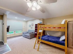 Ski-in/out townhome with free WiFi, wood fireplace, gas grill, & deck - dogs OK