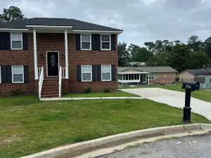 Spacious 4Bed/2Bath:Newly Refurbished: 2 Floors w/2 Living Rooms: 15 Min to GOLF