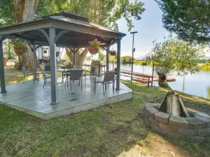 Riverfront Resort Cabin ~ 21 Mi to Crater Lake!