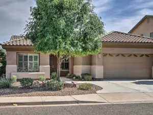 Spacious Surprise Home 6 Mi to Wildlife World Zoo