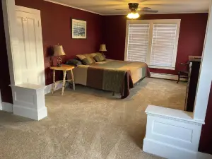 Spacious 3 bedroom 3 bath house that sleeps 10. 20 minutes to whiteface.