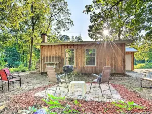 Updated Cabin w/ Porch, Mins to Cossatot River