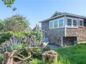 Sea Breeze! Walk to Beach!! in the Village! BBQ! Fast WiFi!! Dog Friendly!