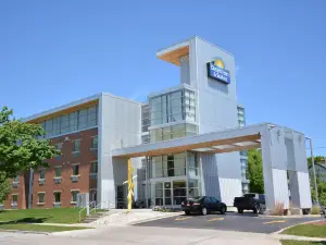 Days Inn & Suites by Wyndham Milwaukee