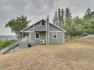 Eureka Getaway w/ Hot Tub & Mountain Views!