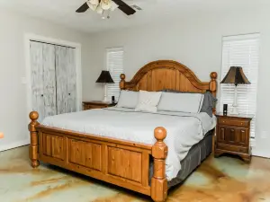 Cottage By The Lake; 40 acre farm with beautiful view of our 15 acre lake.