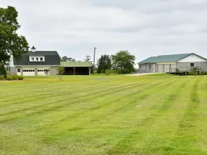 Charming Waterfront Cottage with Boat Ramp and boat docking - Pet Friendly