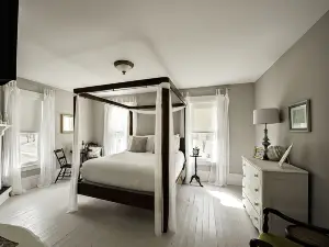 Unwind and Relax at Vineyard with Hot Tub and Massage On Site!