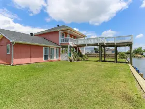 Cozy Waterfront home with canal access to Calcasieu Lake