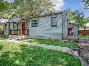 Historic Lebanon, quiet 2 Bedroom 2 Bath home!
