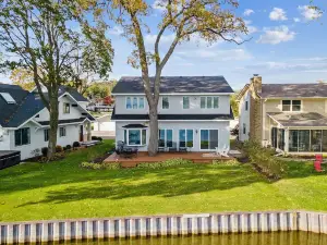 Lakefront Getaway Perfect for All Seasons