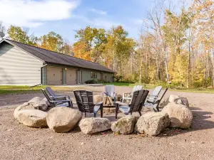 Northwoods Oasis close to Duluth - BOULDBERBELLE RETREAT