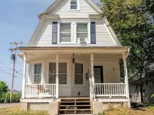 The Carew House Sleeps 10 Fenced 4Br Full Kitchen Steps2 Ycp