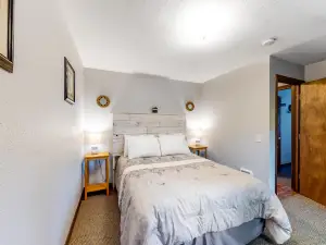 Dog-Friendly Cottage w/ Deck, WiFi & Washer/Dryer - Near Beaches, Clamming