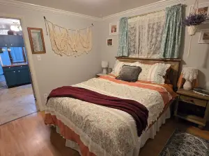 Snuggle Up In this Vintage Themed Cottage with Hot Tub Relax & Unwind